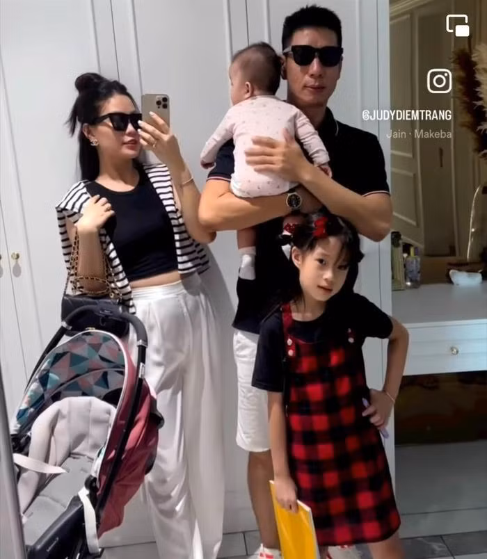 Từ khi kết hôn cho đến khi sinh 2 bé, Á hậu Diễm Trang dành toàn bộ thời gian chăm sóc gia đình, hiếm khi tham gia hoạt động showbiz. "Mẹ bỉm" tận hưởng cuộc sống nhung lụa khi có chồng hào môn, được cưng hết mực.