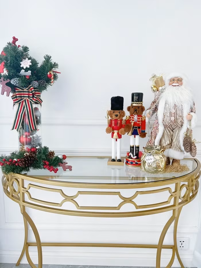 Một góc khác trong ngôi nhà được á hậu bày biện từ cảm hứng mùa Noel tại Ba Lan. Chiếc bàn kê trang trí theo phong cách của khách sạn 5 sao nên nhìn rất sang trọng.