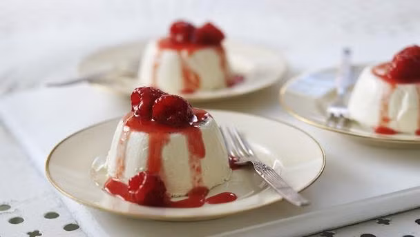Lần đầu ăn, bạn sẽ có cảm giác loại bánh này giống hệt sữa chua dẻo, bánh flan, phomát chua hay những loại đồ ngọt mềm và béo như thế. Tuy nhiên chỉ tới miếng thứ hai bạn sẽ ngay lập tức nhận ra sự khác biệt. Vị của panna cotta không phụ thuộc nhiều vào lớp bánh mịn mà chủ yếu là nước sốt. Có rất nhiều loại sốt để bạn chọn lựa, trà xanh, cacao, chanh dây, nho, dâu tây, việt quất, rượu rum.