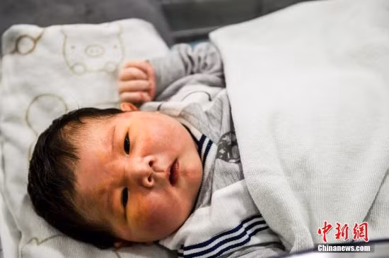 Lúc siêu âm, các bác sĩ chỉ nói với chị là em bé nặng hơn bình thường nhưng chị cũng không quá quan tâm vì đứa con đầu của chị cũng đã nặng tới 4,4 kg. Có lẽ vì người mẹ bị tiểu đường thai kỳ là lý do khiến cậu bé nặng cân.
