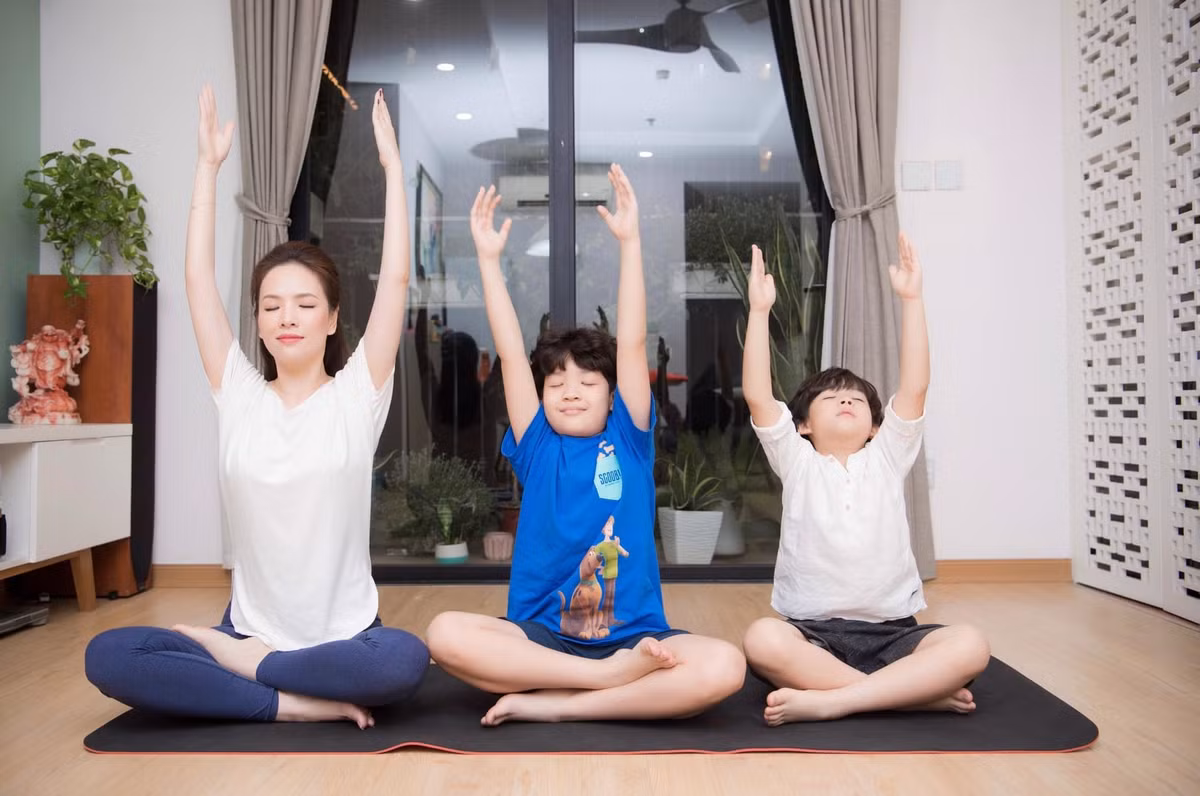 MC Đan Lê tập thể dục cùng hai con trai.