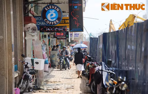 Phải chịu cảnh rào chắn để thi công suốt nhiều tháng qua, nay dân kinh doanh ở khu tứ giác Nguyễn Huệ - Lê Lợi lại một phen lo lắng vì sắp tới khu đất này sẽ bị giải tỏa làm dự án.