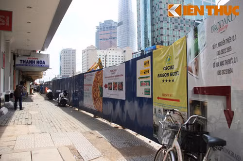 Hai góc đường tại khu đất vàng là đường Nguyễn Huệ (thi công dự án nâng cấp, chỉnh trang thành quảng trường đi bộ) và Lê Lợi (thi công dự án nhà ga ngầm Nhà hát Thành phố) bị rào chắn từ nhiều tháng qua.