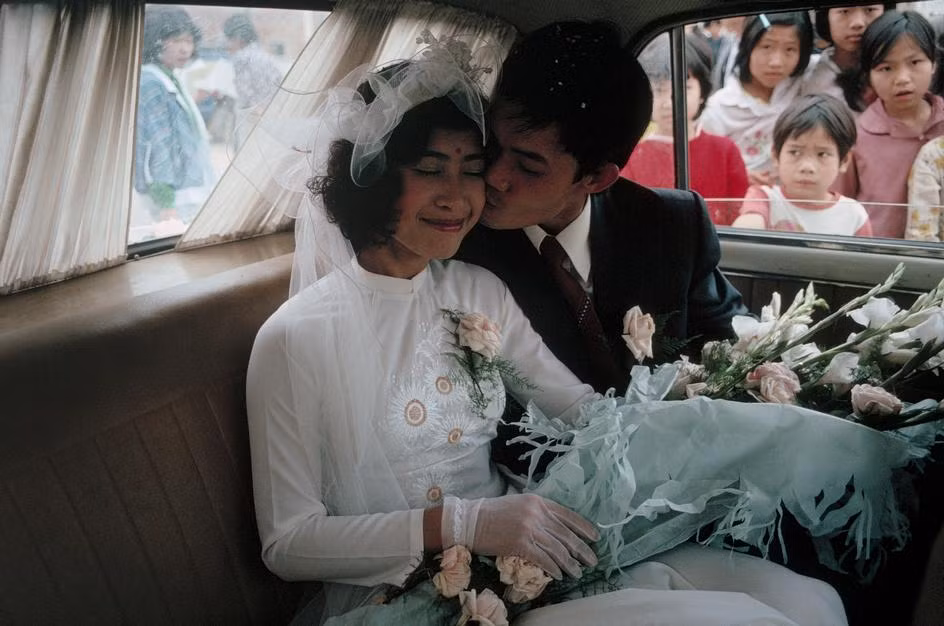 Cô dâu và chú rể hạnh phúc trong ngày cưới ở Hà Nội năm 1989. Ảnh: David Alan Harvey.