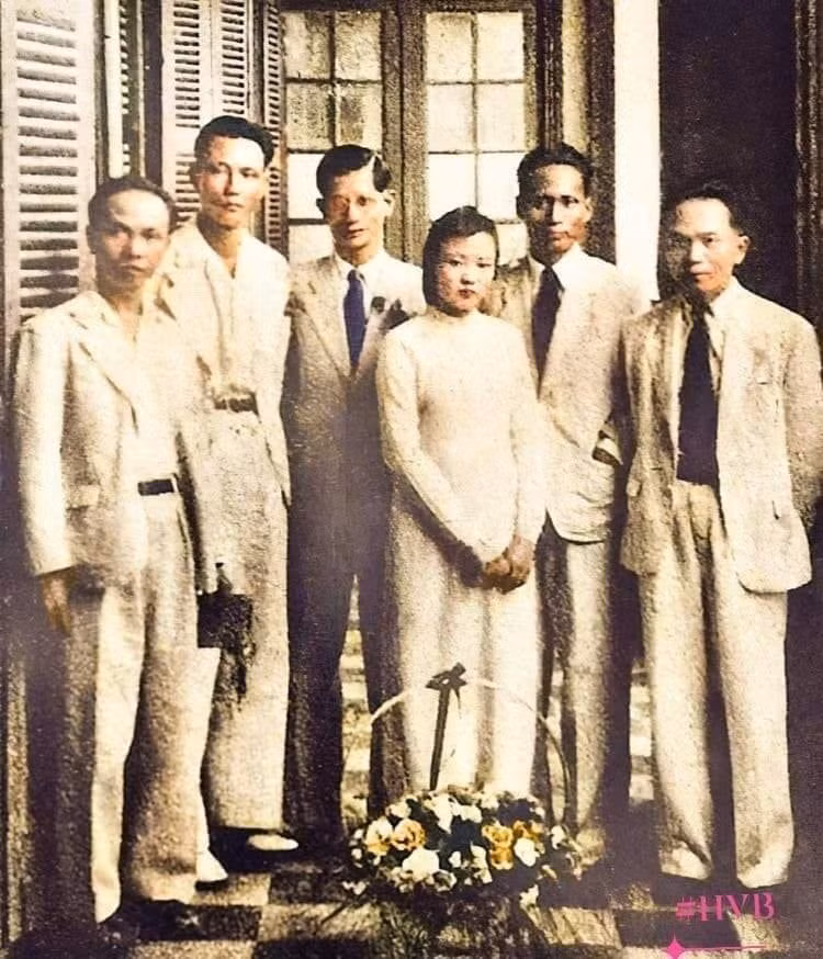 Đám cưới của cố Thủ tướng Phạm Văn Đồng (đứng thứ hai từ bên phải) và bà Phạm Thị Cúc ngày 16/10/1946 tại nhà 86 Hàng Bạc, Hà Nội. Trong ảnh còn có bác sĩ Trần Duy Hưng (chủ hôn), ông Phạm Quang Chúc (anh trai bà Cúc), Tổng Bí thư Trường Chinh và Đại tướng Võ Nguyên Giáp.