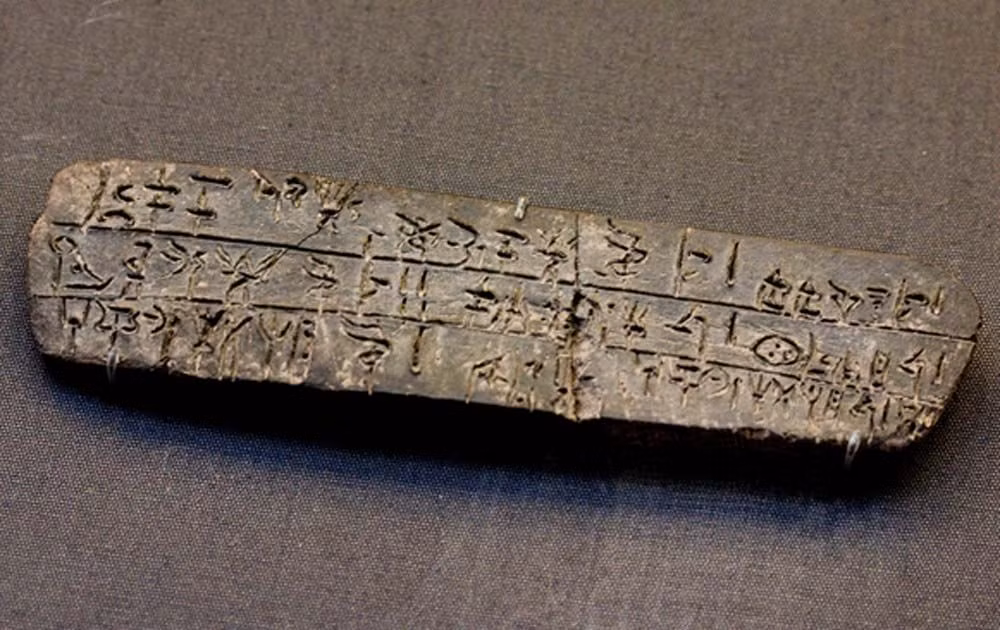Theo các nhà ngôn ngữ học, hệ thống chữ viết Linear A là của người Minoan, hình thành trong giai đoạn 1625–1450 TCN, thuộc về một nhóm chữ viết phát triển độc lập với hệ thống chữ viết của người Ai Cập và Lưỡng Hà.
