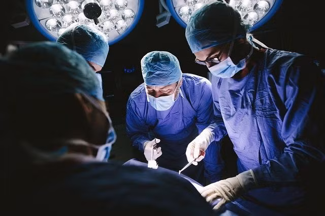 Cũng trong thế kỷ 20, phẫu thuật đã phát triển rực rỡ với kỹ thuật nội soi và những ca ghép tạng trở nên phổ biến. Về mặt chẩn đoán, người ta đã phát minh ra các công nghệ chiếu chụp và sàng lọc mới.