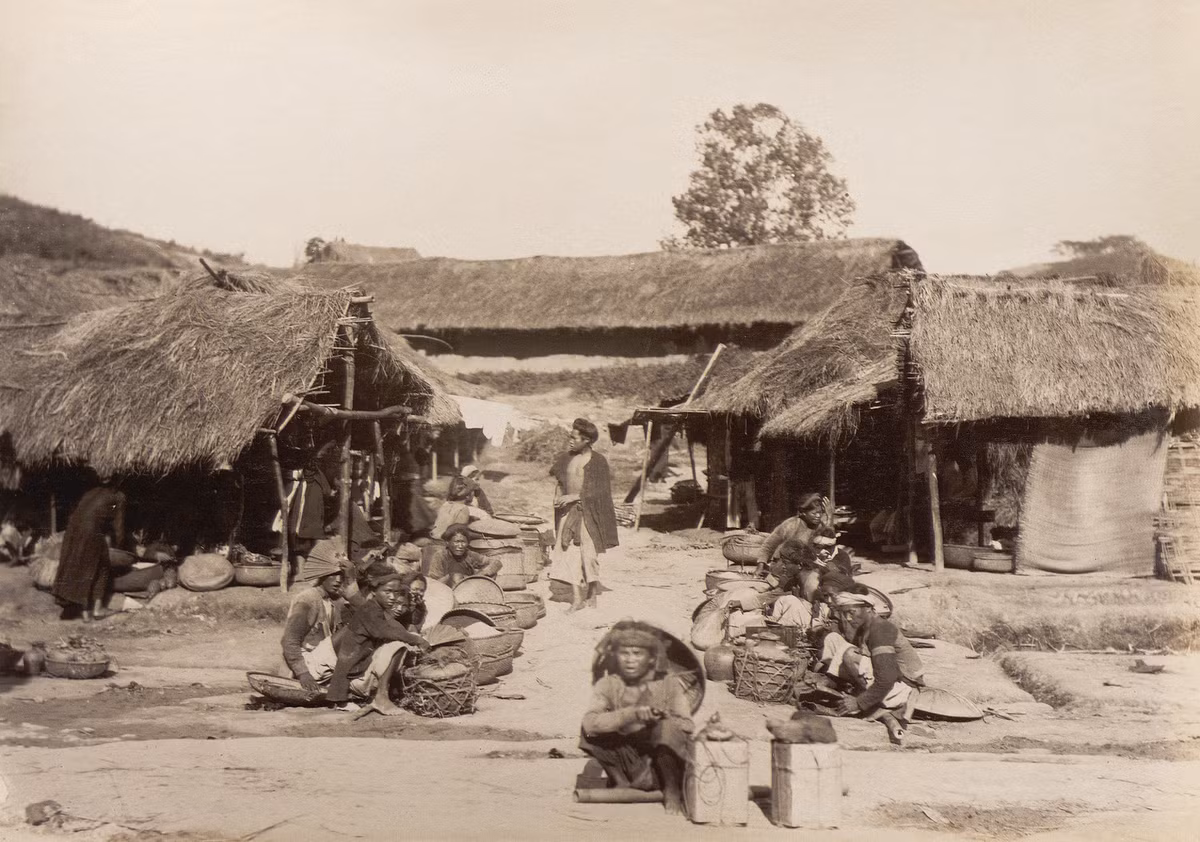 Khung cảnh tại khu chợ quê thuộc một ngôi làng ở Lạng Sơn, khoảng năm 1890.