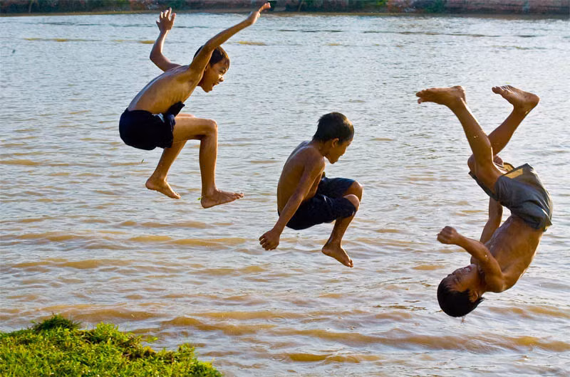 Một giải pháp tuyệt vời để xua tan cái nóng gay gắt mùa hè là hòa mình vào làn nước mát của ao, hồ, sông, suối. Ao làng và những con sông chảy qua địa phương luôn là cứu tinh ngày nắng nóng của người Việt xưa. Ảnh: Nammothay.com.