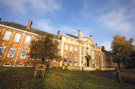 8. Đại học Northampton tọa lạc ngay trung tâm của nước Anh, nối liền với các thành phố lịch sử nổi tiếng như: Oxford, Cambridge, Stratford, giao thông thuận tiện, chỉ cách London và Birmingham một giờ đi tàu.