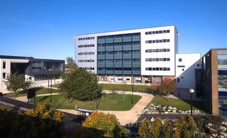 15. Đại học Sunderland có tổng số khoảng 20.000 sinh viên tại ba cơ sở đào tạo trên toàn thế giới.