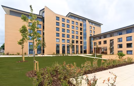 9. Đại học Leeds Trinity cung cấp các khóa học Foundation, Đại học, Sau đại học với các khoa: Nhân văn, Ngôn ngữ, Toán học, Khoa học, Xã hội, Khoa học Môi trường... và các môn học: truyền thông, phim ảnh, tivi, kinh doanh, quản lý, marketing, báo chí, giáo dục, nhân văn, tâm lý, thể thao, sức khỏe, dinh dưỡng,...