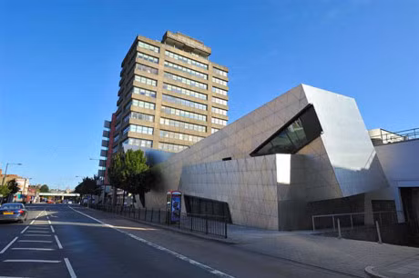 4. Đại học London Metropolitan là trường đại học lớn nằm ở trung tâm London. Trường có có các chuyên ngành rất đa dạng (240 chuyên ngành bậc đại học, 140 chuyên ngành thạc sĩ, và hơn 50 chuyên ngành đào tạo bậc tiến sĩ) đáp ứng mọi nhu cầu học tập và nghiên cứu của sinh viên.