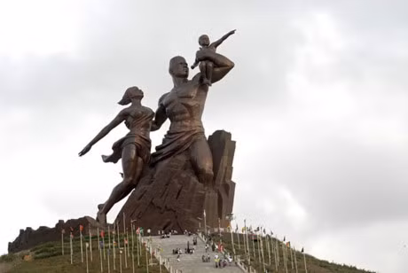 Tượng "Phục hưng châu Phi" cao tới 49m, được xây dựng ở ngoại ô Ouakam, nhìn ra Đại Tây Dương. Bức tượng bao gồm 3 nhân vật, một người đàn ông bế đứa trẻ trên vai, đứa trẻ chỉ tay về phía biển khơi và theo sau là một phụ nữ. Chi phí để xây dựng là 27 triệu đô la và mất bốn năm để hoàn thành. Bức tượng này gây nhiều tranh cãi trong quá trình xây dựng và đây cũng là bức tượng cao nhất ở châu Phi.