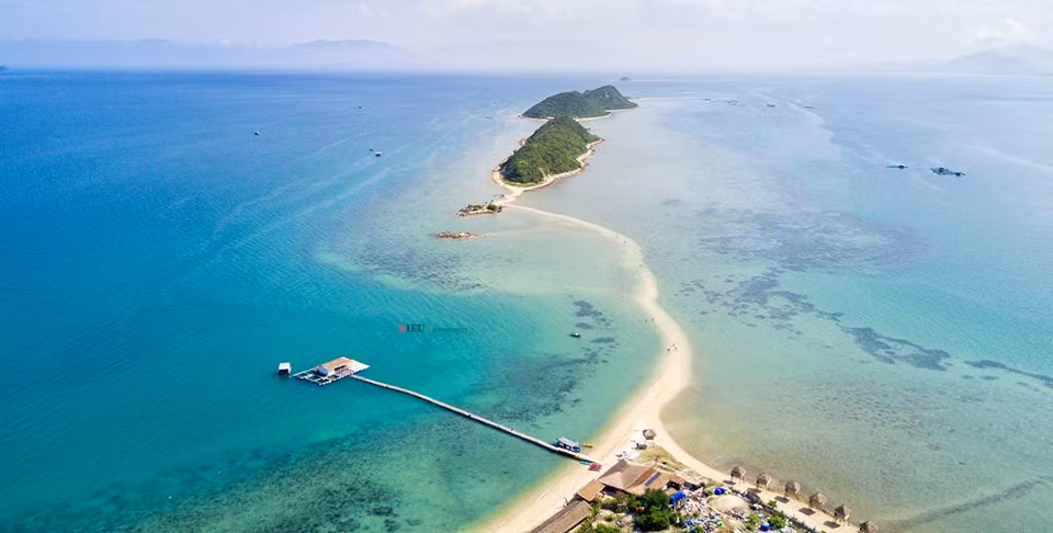 Giữa đại dương bao la, con đường mòn trên biển kéo dài chưa đến 1 km, uốn lượn dưới mặt nước trong veo khoảng nửa mét, xung quanh là những đàn cá nhỏ bơi lượn... tạo nên tiên cảnh giữa nhân gian mà hiếm nơi nào khác có được.
