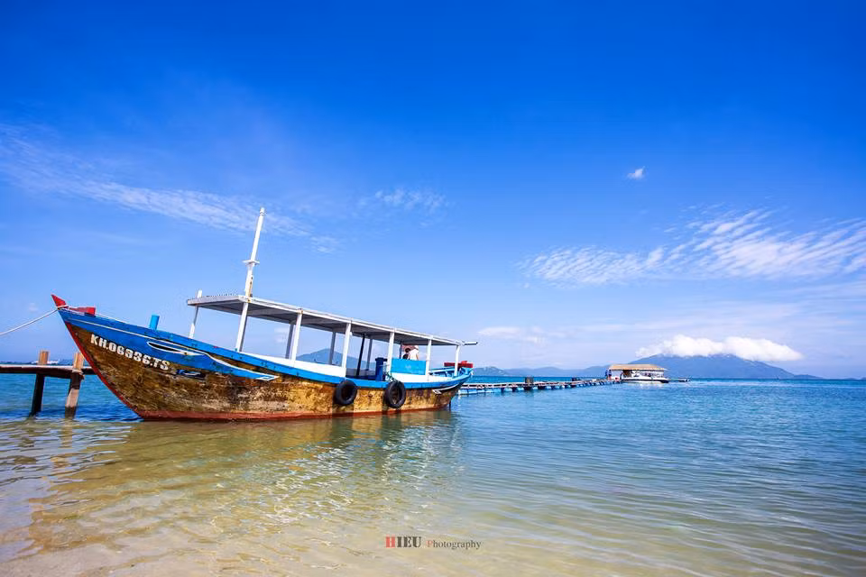 Đi bộ xuyên qua biển là điều mà có lẽ tưởng chừng không thể. Nhưng ở Điệp Sơn ta có thể cảm nhận dưới chân là dải cát trắng mịn màng, xung quanh là đại dương bao la, trên đầu là nắng, gió. Đây quả là một món quà tuyệt vời mà mẹ thiên nhiên ban tặng.