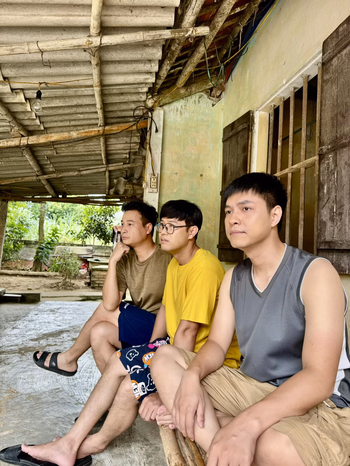 Nghệ sĩ Thái Sơn chia sẻ ảnh hậu trường bộ ba khi quay phim Vui lên nào anh em ơi. Cả ba là bạn thân từ nhỏ, luôn muốn khởi nghiệp để chứng minh giá trị bản thân với gia đình và mọi người xung quanh. Tuy nhiên, Thắng, Tiến và Đức luôn thất bại trong việc làm ăn, gặp phải nhiều tình huống "dở khóc dở cười".