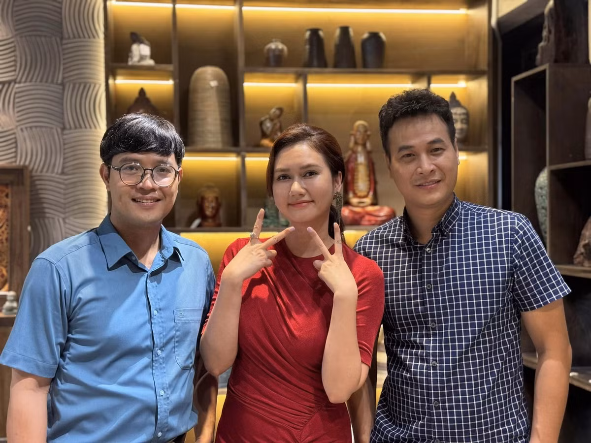 Nhân vật Ánh (Hương Giang) là một người tâm cơ, luôn tính chuyện làm ăn có lợi cho bản thân. Trong phim, Ánh lợi dụng sự hiền lành của bộ ba bạn thân nhưng ở hậu trường, cô chụp hình rất vui vẻ với các bạn diễn.