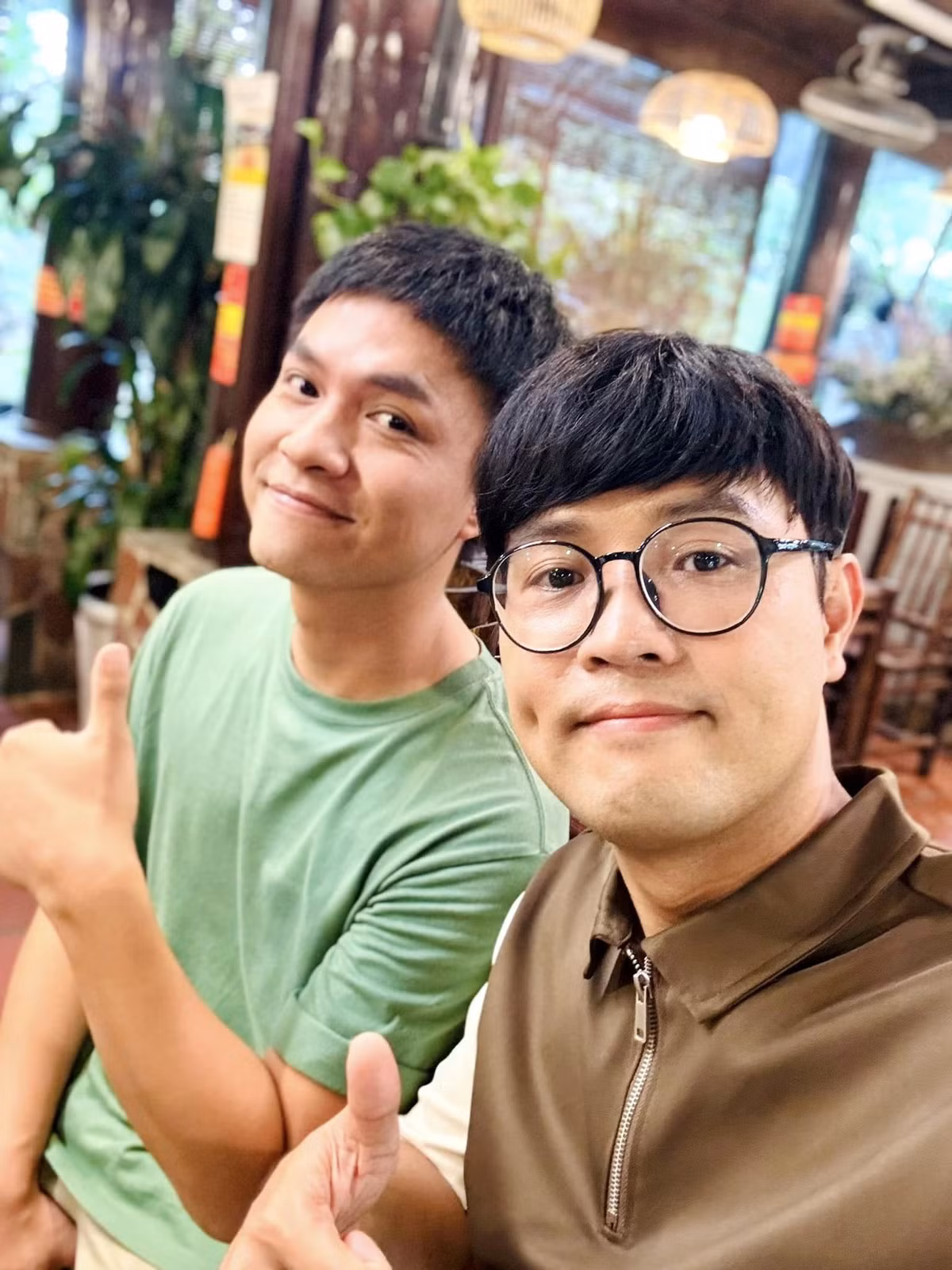 Ít người biết, nghệ sĩ Thái Sơn và diễn viên Tô Dũng là cậu - cháu ở ngoài đời. Tuy nhiên khi lên phim, cả hai vẫn xưng hô "mày - tao" không chút gượng gạo.