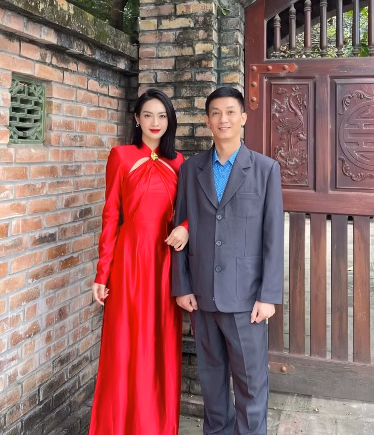 Gia đình là nguồn động viên lớn nhất với Thúy Quỳnh. "Cha tôi là giáo viên tại vùng cao Điện Biên. Ông đã truyền cảm hứng cho tôi về tình yêu giáo dục cũng như tầm quan trọng của việc giúp đỡ trẻ em", cô chia sẻ.