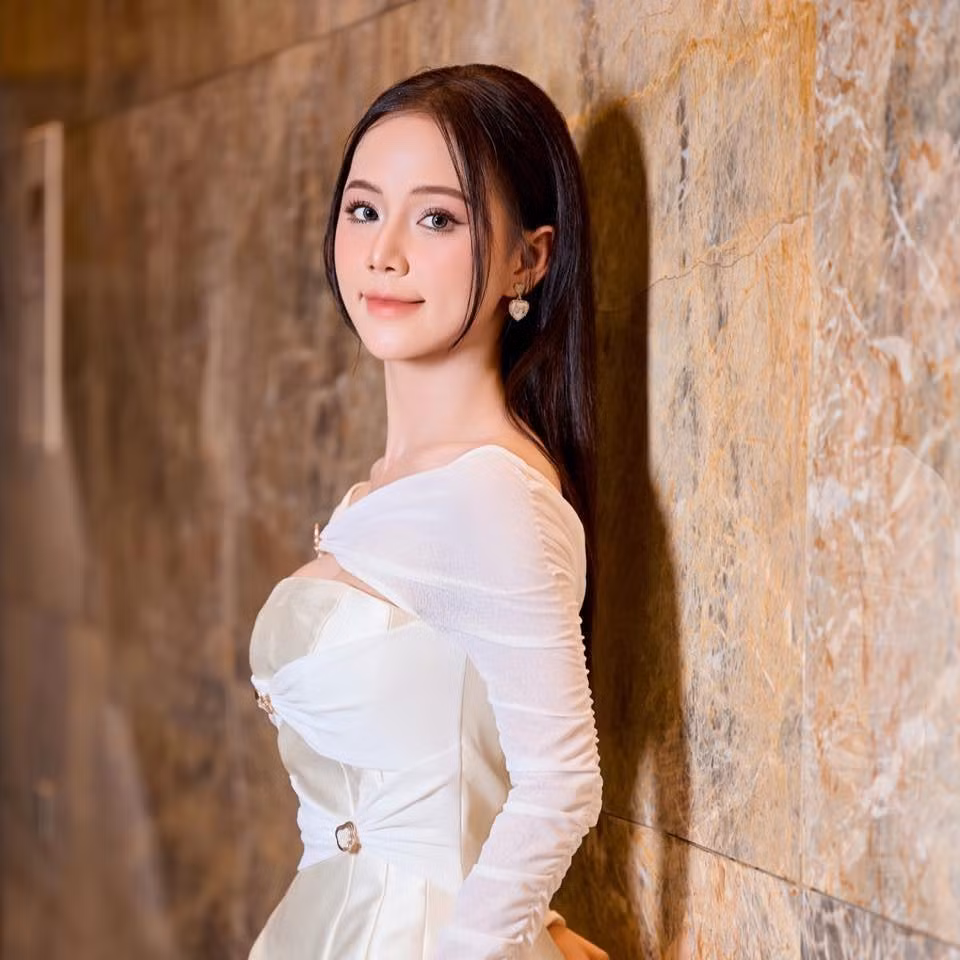 Minh Thu - bạn gái mới của Tô Dũng cũng từng đổ vỡ hôn nhân, có một con riêng là cậu bé kháu khỉnh. Nữ diễn viên sinh năm 1996 từng tham gia các phim: Phố trong làng, Nơi giấc mơ tìm về, Lỡ hẹn với ngày xanh.