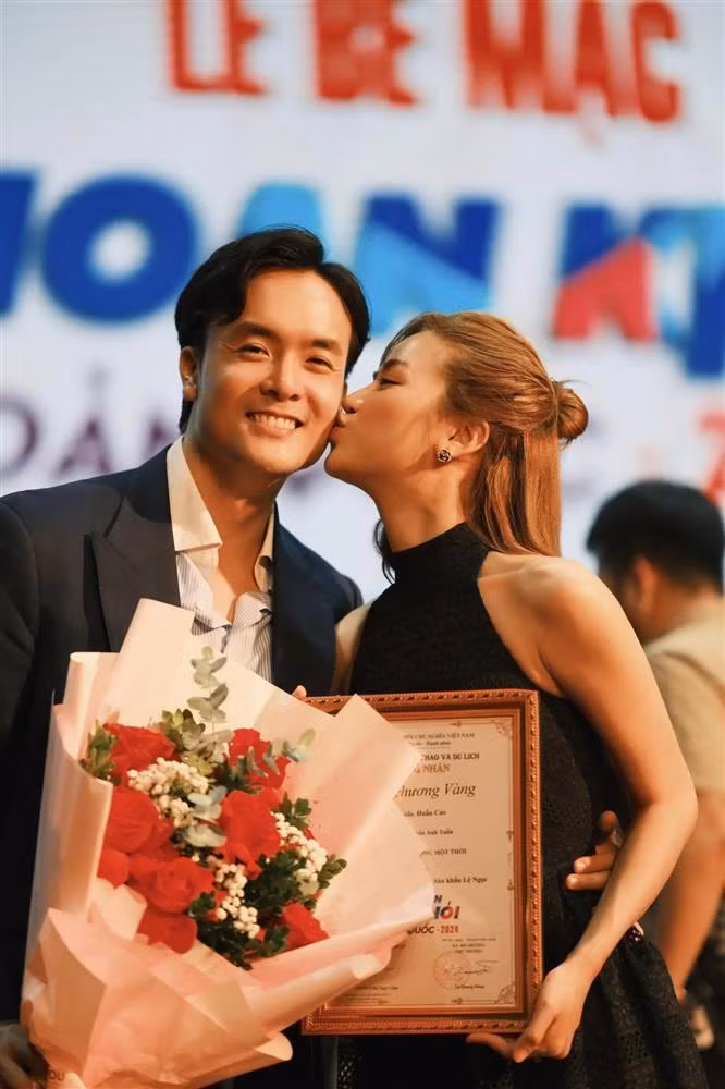 Gần nhất, nữ chính Vui lên nào anh em ơi đăng ảnh hôn chúc mừng bạn trai khi anh giành HCV Liên hoan Kịch nói toàn quốc 2024.