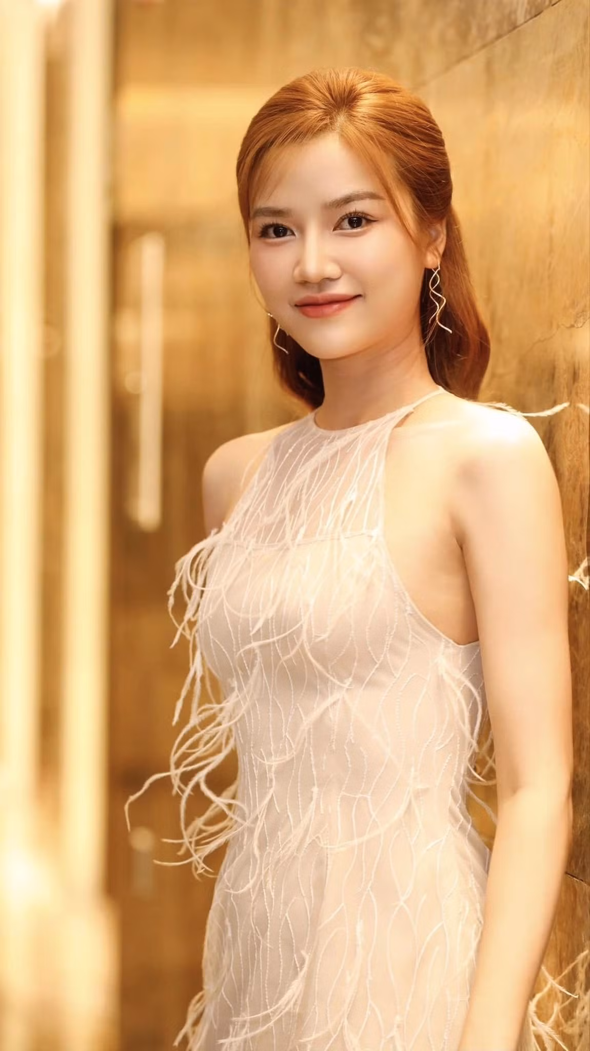  Diễn viên Anh Đào (sinh năm 1996), công tác tại sân khấu Lệ Ngọc, là gương mặt diễn viên trẻ triển vọng khi liên tục được chọn đóng chính trong các phim giờ vàng VTV gần đây như: "Lối về miền hoa", "Gặp em ngày nắng", "Vui lên nào anh em ơi"... Trước đó, cô từng đóng vai phụ trong các phim như: "Lửa ấm", "Hướng dương ngược nắng", "Đấu trí"...