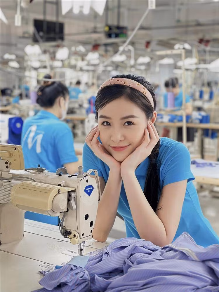 Trước khi được khán giả biết đến với vai siêu lừa bị ghét nhất phim "Những nẻo đường gần xa", Trang Emma từng đảm nhiệm vai nữ công nhân may xinh đẹp ở "Làng trong phố" cũng do NSƯT Mai Hiền đạo diễn.