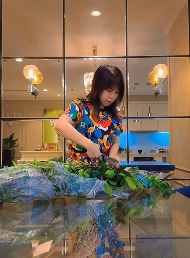  Với niềm đam mê trang trí nhà cửa, mới đây, hot mom Phương Phạm - vợ diễn viên Mạnh Trường cũng trổ tài cắm cành thị. Chia sẻ với các chị em, cô cho biết Hà Nội mùa này bán cành thị rất nhiều. Vợ nam diễn viên tỉ mỉ ghi lại quá trình cắm của mình để chị em có thể tham khảo. Bà mẹ 3 con dí dỏm: "Em chỉ để ngắm chứ em không ăn đâu". Bài viết của cô khiến hơn 5.000 lượt người dùng mạng xã hội bày tỏ yêu thích.