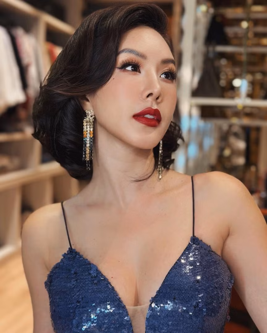 Bước sang độ tuổi U50, hoa hậu Thu Hoài vẫn giữ được ngoại hình cuốn hút nhờ gu thời trang hiện đại, phong cách trang điểm nổi bật.