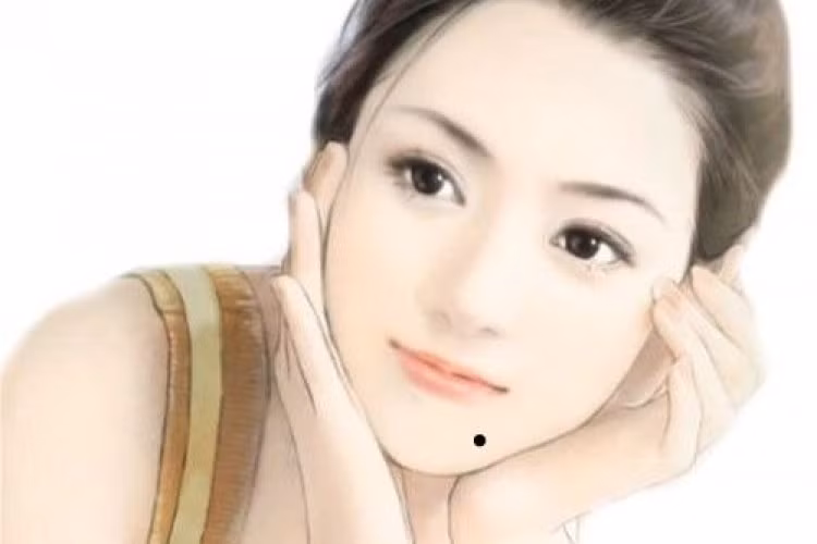 8. Nốt ruồi trên cằm. Nốt ruồi ở gần cằm tượng trưng cho người có bất động sản và gia nhân, nốt ruồi tốt ở đây có nghĩa là khi về già bạn sẽ mua được bất động sản như nhà cửa, ruộng vườn, mặt khác bạn cũng là một người rất đặc biệt về hương vị của cuộc sống.