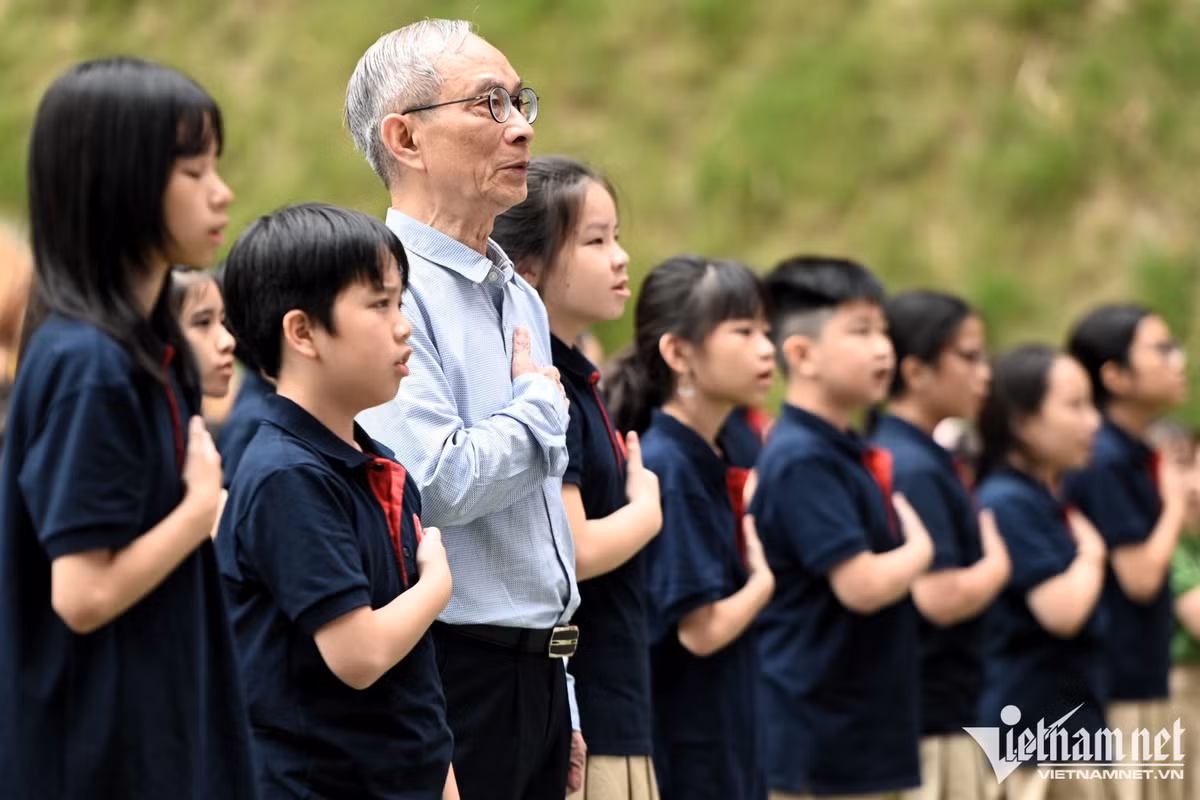 “Tôi trải qua đã nhiều lần khai giảng, cả khi tôi còn là học sinh, đến khi trở thành thầy của các con, dõi theo từng bước chân của chúng. Vậy mà lần nào, mỗi khi khai giảng, tiếng trống vang lên trong tiết trời thu, tôi lại bùi ngùi, xúc động hệt như ngày đầu. Mọi điều vẹn nguyên và đong đầy theo từng năm tháng.”, thầy Nguyễn Xuân Khang (Hiệu trưởng trường Marie Curie) chia sẻ. Ảnh: Thạch Thảo.