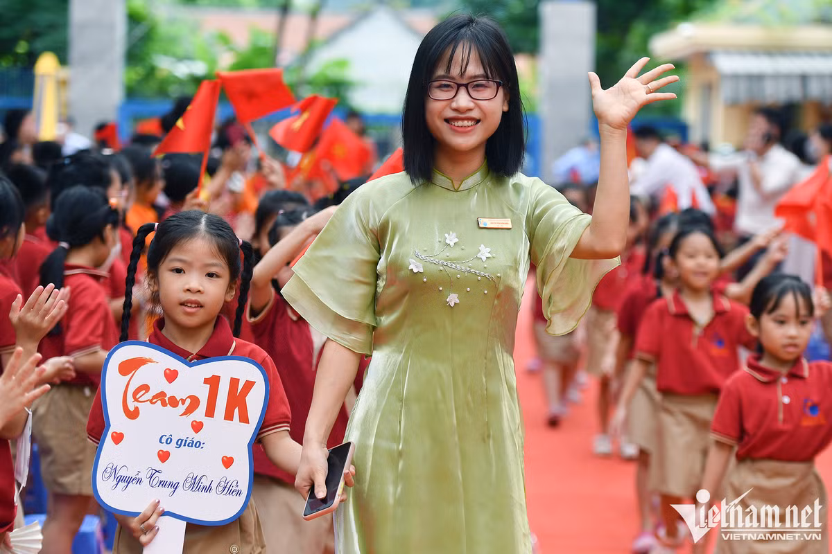 Trong đó, với những em nhỏ 6 tuổi thì đây buổi khai giảng đầu đời vào lớp 1, mang lại nhiều trải nghiệm bỡ ngỡ và thú vị. Hình ảnh tại trường Lomonoxop (Hà Nội). Ảnh: Hoàng Hà.