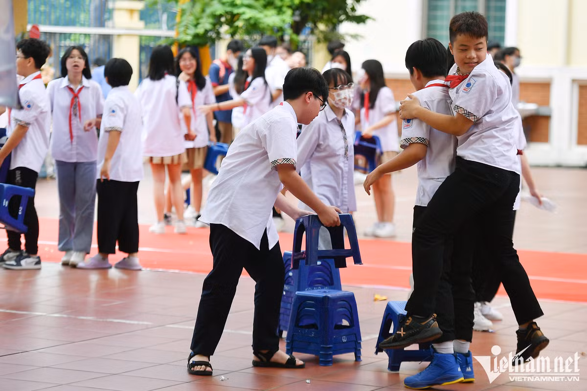 Những hình ảnh tinh nghịch của lứa tuổi "nhất quỷ nhì ma" xuất hiện trở lại trên sân trường. Ảnh: Hoàng Hà.