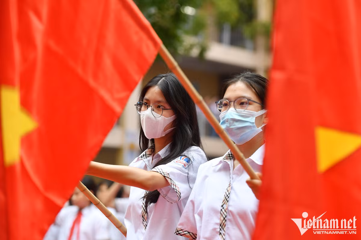 Hình ảnh lễ chào cờ mừng năm học mới tại trường Tiểu học Lomonoxop, Mỹ Đình, Nam Từ Liêm, Hà Nội. Ảnh: Hoàng Hà.
