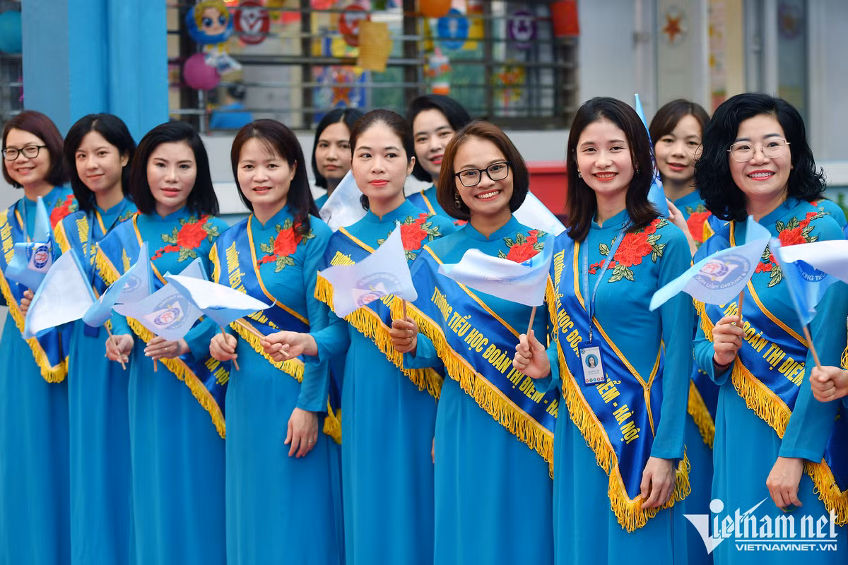 Các cô giáo trường Tiểu học Đoàn Thị Điểm xinh đẹp, rạng rỡ đón học trò tới dự lễ khai giảng. Ảnh: Hoàng Hà.