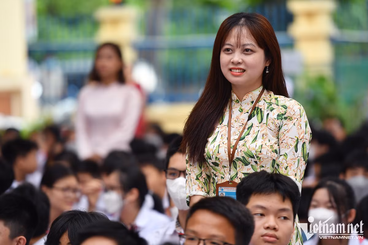 Cô giáo Huyền Linh, chủ nhiệm lớp 9B, trường Tiểu học Lomonoxop và các học trò của mình trên sân trường. Ảnh: Hoàng Hà.