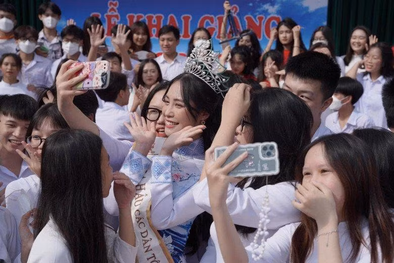 Nông Thúy Hằng - Hoa hậu các Dân tộc Việt Nam 2022 xuất hiện trong đoạn clip về một trường THPT ở Hà Giang đang thu hút sự chú ý.