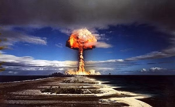 Mururoa Nevada: Bãi thử nghiệm hạt nhân ở Nevada tồn tại từ năm 1951 đã phá vỡ mọi kỷ lục, có 928 vụ nổ hạt nhân được diễn ra, trong đó có 800 vụ nổ dưới lòng đất. Các vụ thử trong khí quyển có thể được quan sát từ thành phố Las Vegas, cách bãi thử Nevada hơn 100km về phía đông nam. Trong giai đoạn những năm 1950, các đợt thử nghiệm vũ khí hạt nhân của Mỹ diễn ra khá thường xuyên và ta có thể dễ dàng bắt gặp một đám mây hình nấm ở phía chân trời khi đến du lịch tại Las Vegas. Ngày nay, các hố khổng lồ và những vết lồi lõm trên mặt đất từ các vụ thử dưới lòng đất vẫn còn được thấy rõ qua hình ảnh vệ tinh.