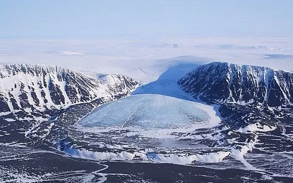 Novaya Zemlya Mururoa: Đảo san hô ở Nam Thái Bình Dương đã trải qua hơn 181 vụ thử vũ khí hạt nhân của Pháp từ năm 1966 - 1986. Trong những năm qua, đã có nhiều nghiên cứu được tiến hành để xác định thiệt hại của hai đảo này và nhiều tổ chức cũng đã thúc giục Pháp đưa ra những biện pháp giải quyết thiệt hại về môi trường cho tới nay vẫn còn tồn tại. Những vụ thử cuối cùng bị mắc kẹt trong mỏ dưới lòng đất và khi nó phát nổ đã hình thành một vết nứt dài vài km.