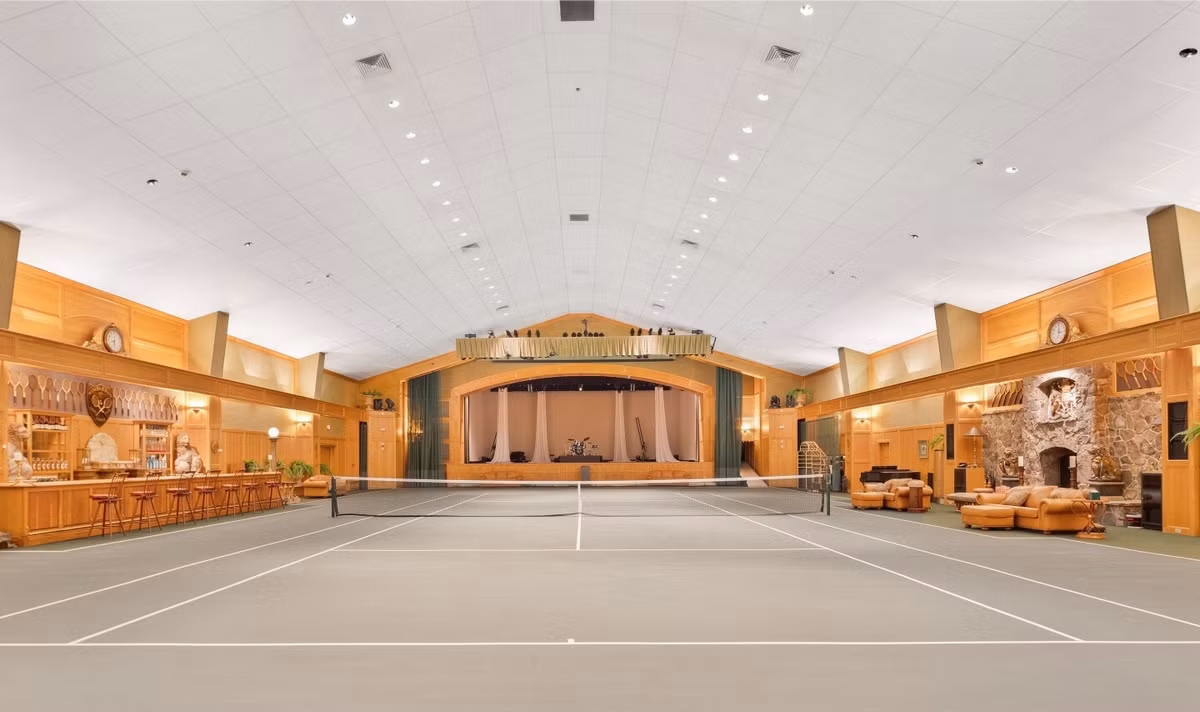 Khu dinh thự có tổng cộng 3 sân tennis.