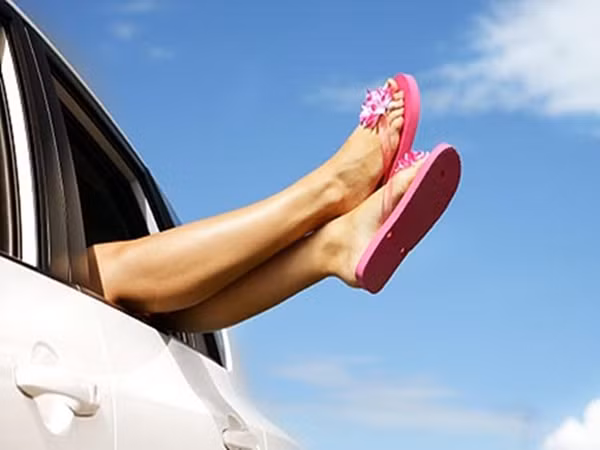 3. Dép tông còn được gọi là Jandal có xuất xứ từ Nhật Bản. Tên gọi này phổ biến ở Úc hơn là flip flops.