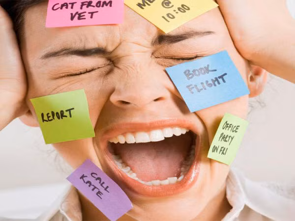 Căng thẳng. Không có gì làm cơ thể xuống cấp nhanh bằng những lo âu. Sự căng thẳng tác động xấu đến những tế bào DNA. Căng thẳng làm bộ não già cỗi kém linh hoạt, tăng huyết áp, phá vỡ thói quen nghỉ ngơi. Tất cả kết hợp lại làm bạn già đi xấu xí.