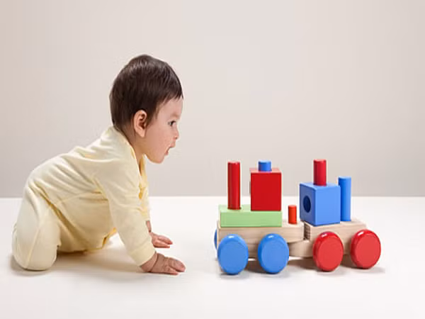 7. Đồ chơi bánh xe. Bé của bạn sẽ không thể chơi những món đồ này một mình, đồng nghĩa với việc sẽ phải có một người chơi với bé. Bạn có muốn bỏ những công việc bận rộn của mình để chơi cả ngày với bé không? Hơn nữa, những đồ chơi này sẽ khiến bé nhà bạn luôn phải cúi thấp để đẩy đồ chơi.