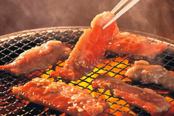 Thịt nướng. Các loại thực phẩm ở nhiệt độ quá cao có thể sản xuất các amin gây viêm dị vòng. Với loại thực phẩm này, bộ máy tiêu hóa phải mất gấp đôi thời gian làm việc so với thực phẩm thông thường. Nếu yêu thích các món nướng, bạn không nên để thịt quá cháy.
