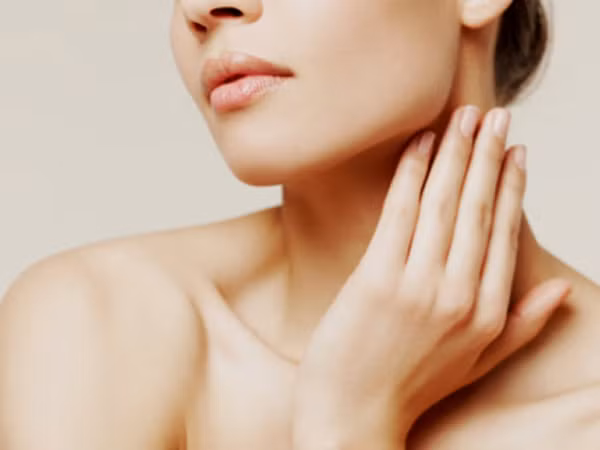 4. Chỉ chăm sóc mặt không quan tâm đến cổ. Làn da mỏng nơi cổ cũng cần chăm sóc đặc biệt như vùng trên nó. Khu vực này rất nhạy cảm, do đó chị em đừng nên bỏ qua, bạn sẽ nhìn thế nào với một khuôn mặt nhẵn nhụi đi cùng chiếc cổ nhăn nheo?