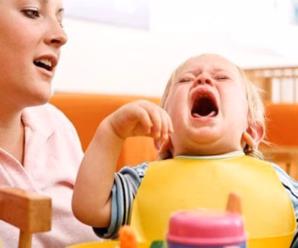 5. Không ưa thích đọc sách hay bị ôm ấp. Trẻ con rất tình cảm. Nếu đứa trẻ gạt phắt khi cha mẹ động vào hoặc không thích đọc những cuốn sách dành cho lứa tuổi thiếu niên như truyện tranh, cổ tích. Đó có thể là dấu hiệu của ADHD.