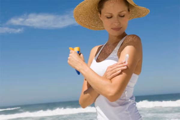 5. Tránh tiếp xúc ánh nắng mặt trời. Trong ánh nắng mặt trời có tia UV cực kỳ hại da. Nó sẽ làm biến đổi các sắc tố còn sót lại, khiến da bạn xỉn màu thậm chí là ung thư da. Bạn nên tránh ra ngoài từ 10 giờ sáng đến 2 giờ chiều, dùng kem chống nắng nhằm giảm thiểu tối đa ung thư da về sau.