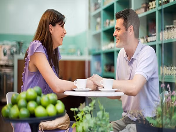 Một chàng trai thông minh. Mẫu đàn ông cuốn hút này luôn hút hồn người đối diện bằng sự thông minh của mình và đáp lại những tín hiệu của cô nàng. Cuộc nói chuyện với mẫu chàng trai thế này luôn đầy ắp tiếng cười dù chủ đề cuộc đàm thoại là văn hóa hay chính trị. Anh ấy có thể ngồi nói chuyện hàng giờ đồng hồ và không bao giờ nhàm chán.