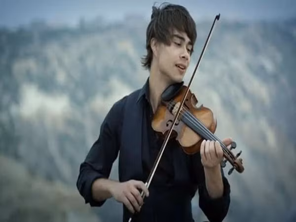 Một anh chàng nghệ sỹ. Thường thì những anh chàng thuộc tuyp này sẽ dùng sự sáng tạo của mình để tán tỉnh cô gái. Chẳng có cô gái nào khước từ một chàng trai tặng bạn gái bản nhạc tự sáng tác hay một bức tranh chính anh ấy vẽ. Mọi phụ nữ đều muốn mình đặc biệt. Không có chiêu bài nào tốt hơn cách làm cho cô ấy trở thành nàng thơ của chính mình.